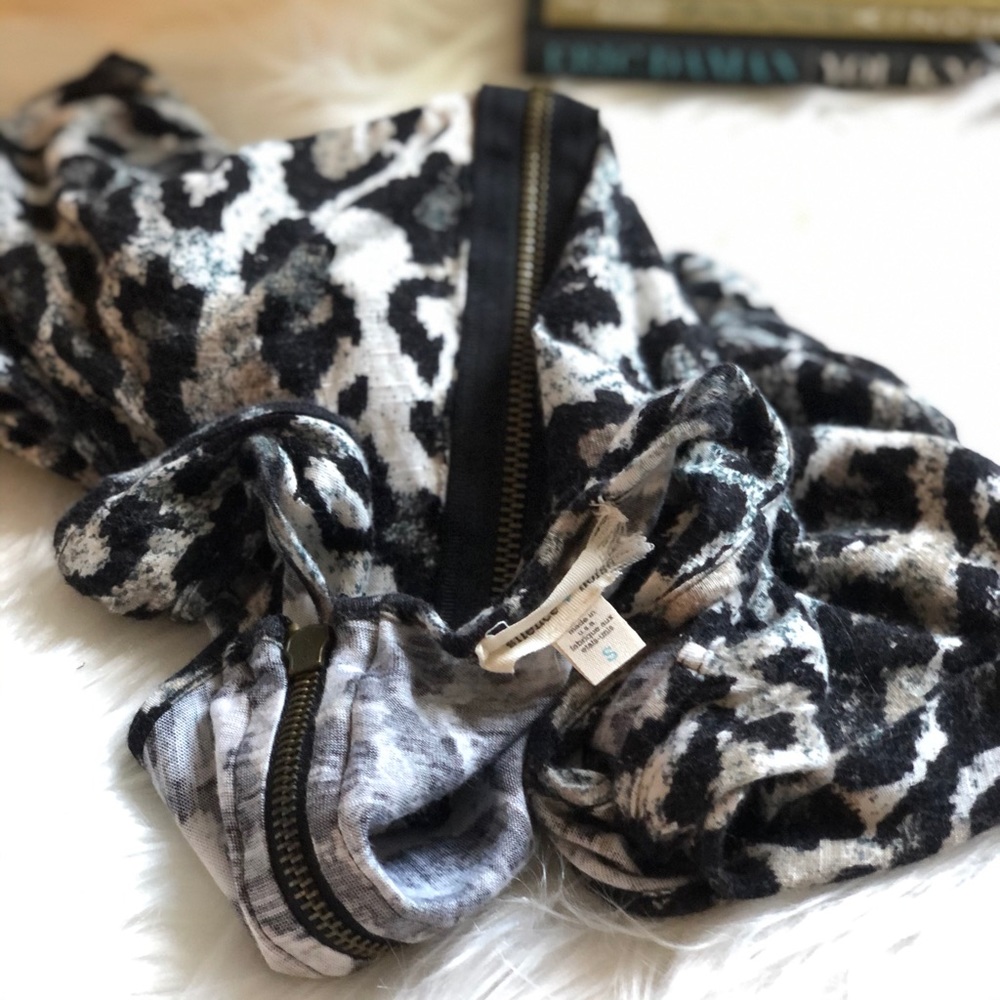 Leopard Print Racerback Tank with Zipper - Picture 4 of 4